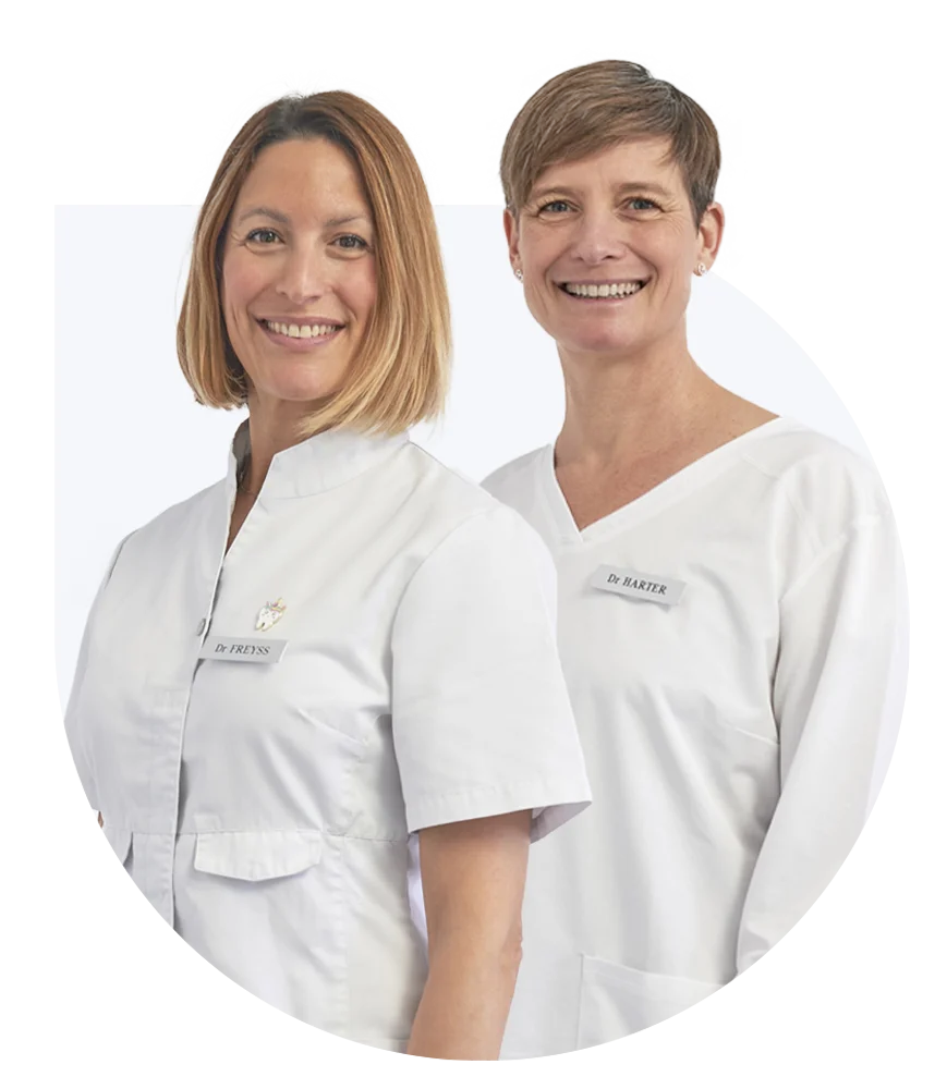docteurs en orthodontie côte à côte Dr Gaëlle Harter Dr Céline Freyss