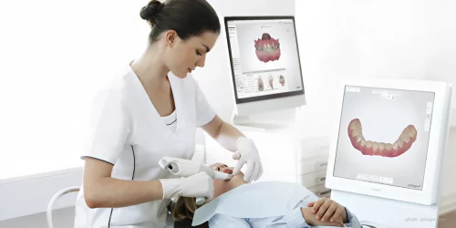 traitement d'orthodontie numérique sur un enfant avec un scanner dentaire