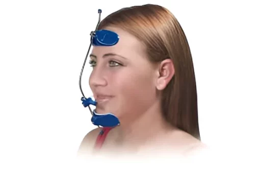 traitement sur masque facial porté par une jeune femme